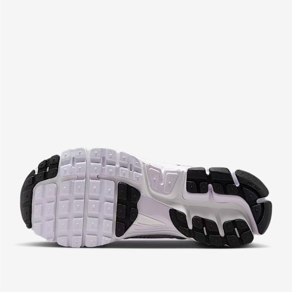 Nike Women’s Zoom Vomero 5 in Barely Grape/Photon Dust/Summit - Picture 2 of 16